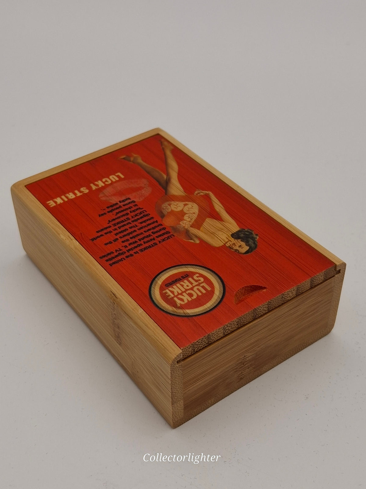 Zippo Benzinfeuerzeug Zippo - Lucky Strike Pin Up Limited Edition in Holzbox , rot Z-LESP-1011 Zippo - Lucky Strike Pin Up Limited Edition in Holzbox , rot