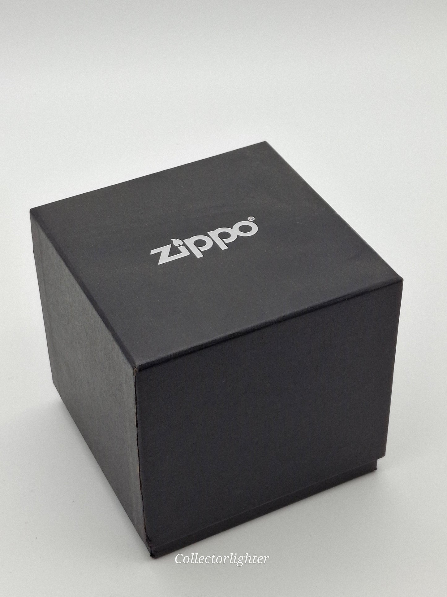 Encendedor de gasolina Zippo - Cocodrilo 3D Limited en caja de acrílico 392/2500