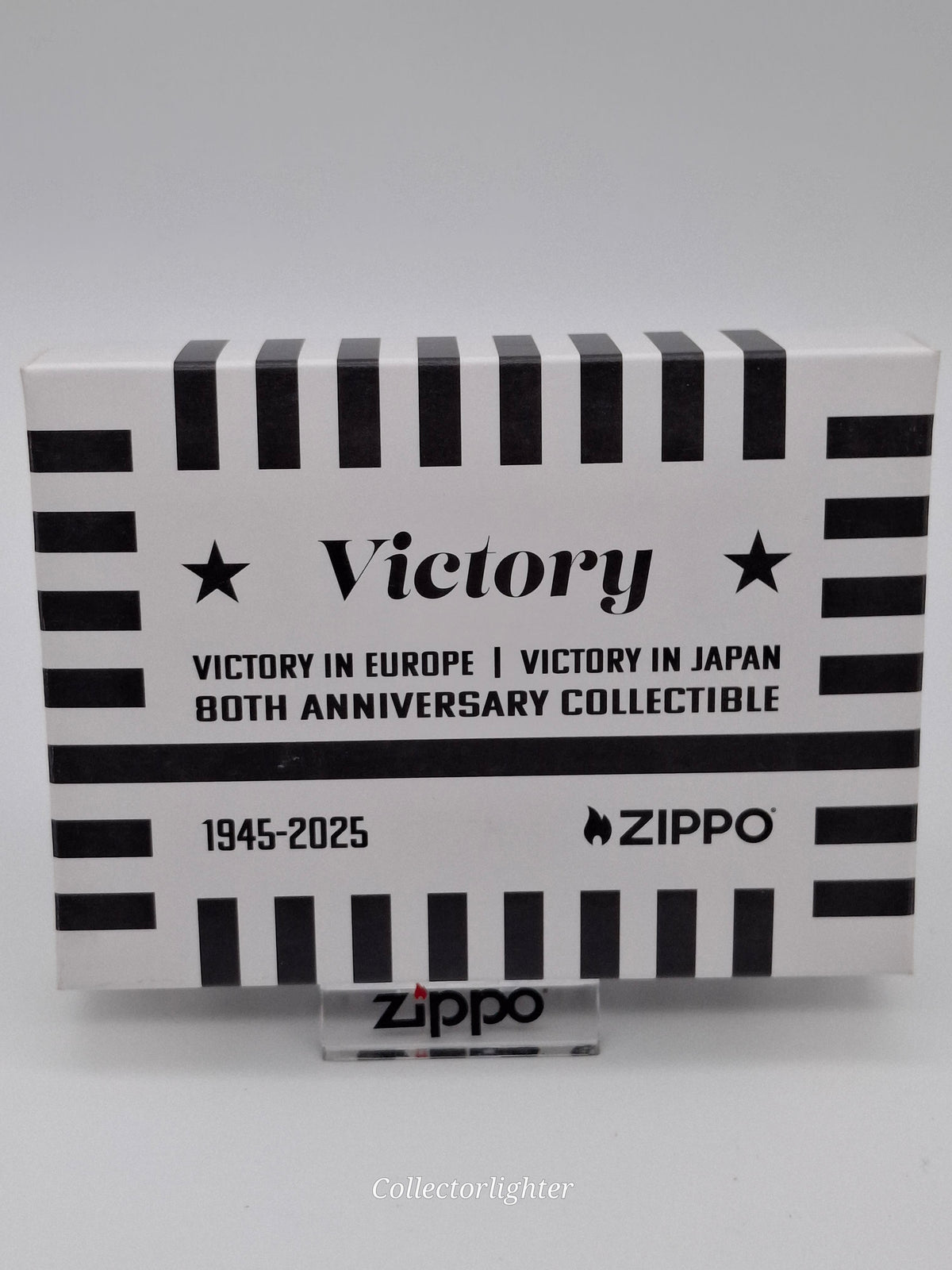 Zippo Benzinfeuerzeug Zippo - Victory Europa / Japan 80th Anniversary Limited Edition 60007594 Zippo - Victory Europa / Japan 80th Anniversary Limited Edition 60007594