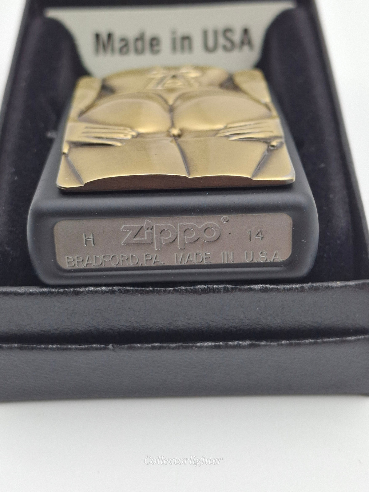 Zippo Benzinfeuerzeug Zippo - Golden Stocking Girl 2004678 Emblem 2004678 Zippo - Golden Stocking Girl 2004678 Emblem