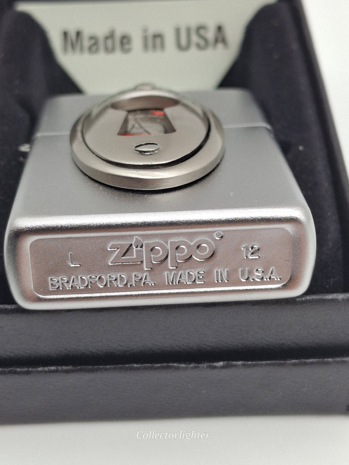 Zippo Benzinfeuerzeug Zippo - Looking Through 2002066 Emblem 2002066 Zippo - Looking Through 2002066 Emblem