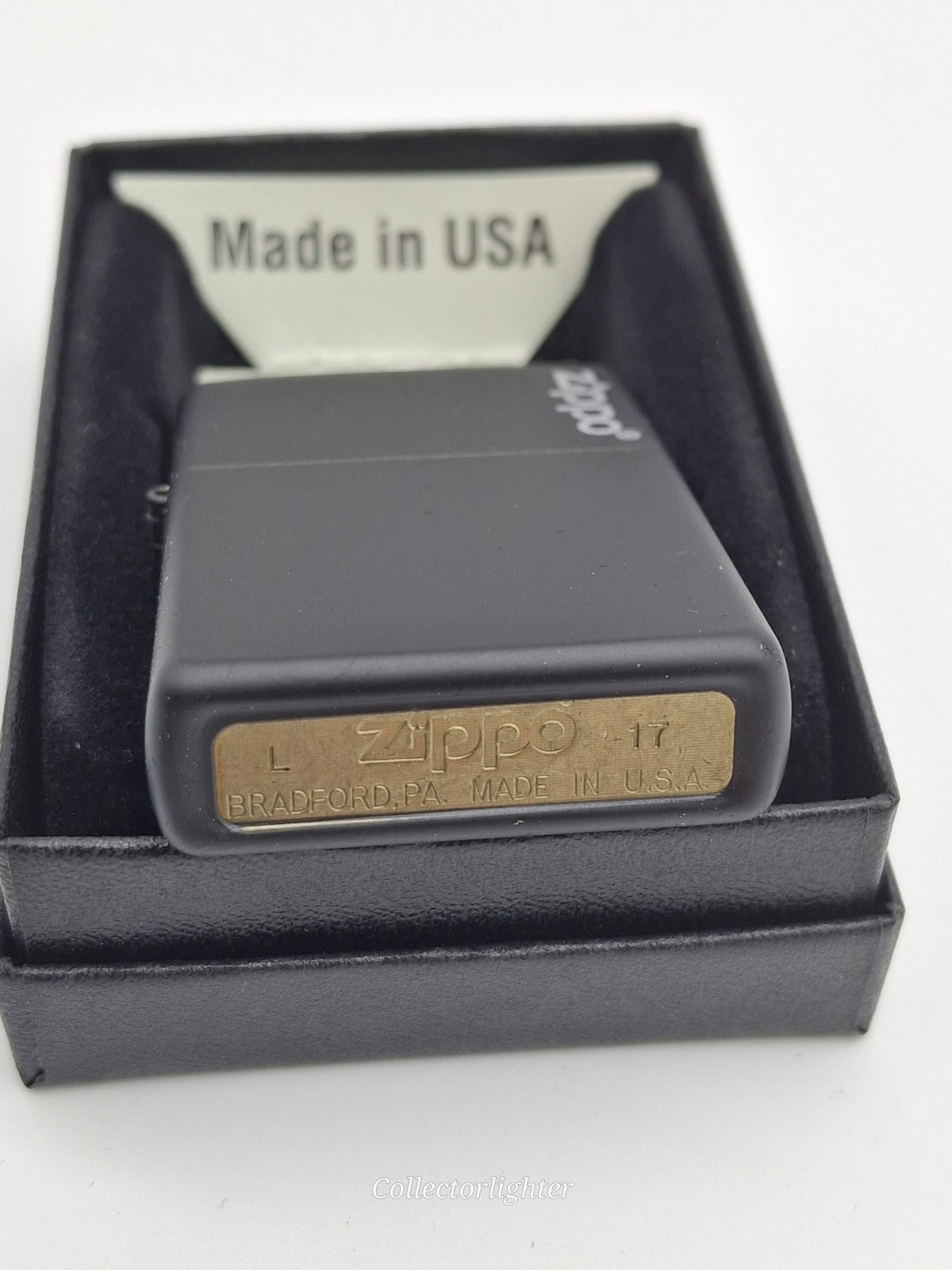 Zippo Benzinfeuerzeug Zippo - Black Matte w. Logo - Regular 60001203 60001203 Zippo - Black Matte w. Logo - Regular 60001203