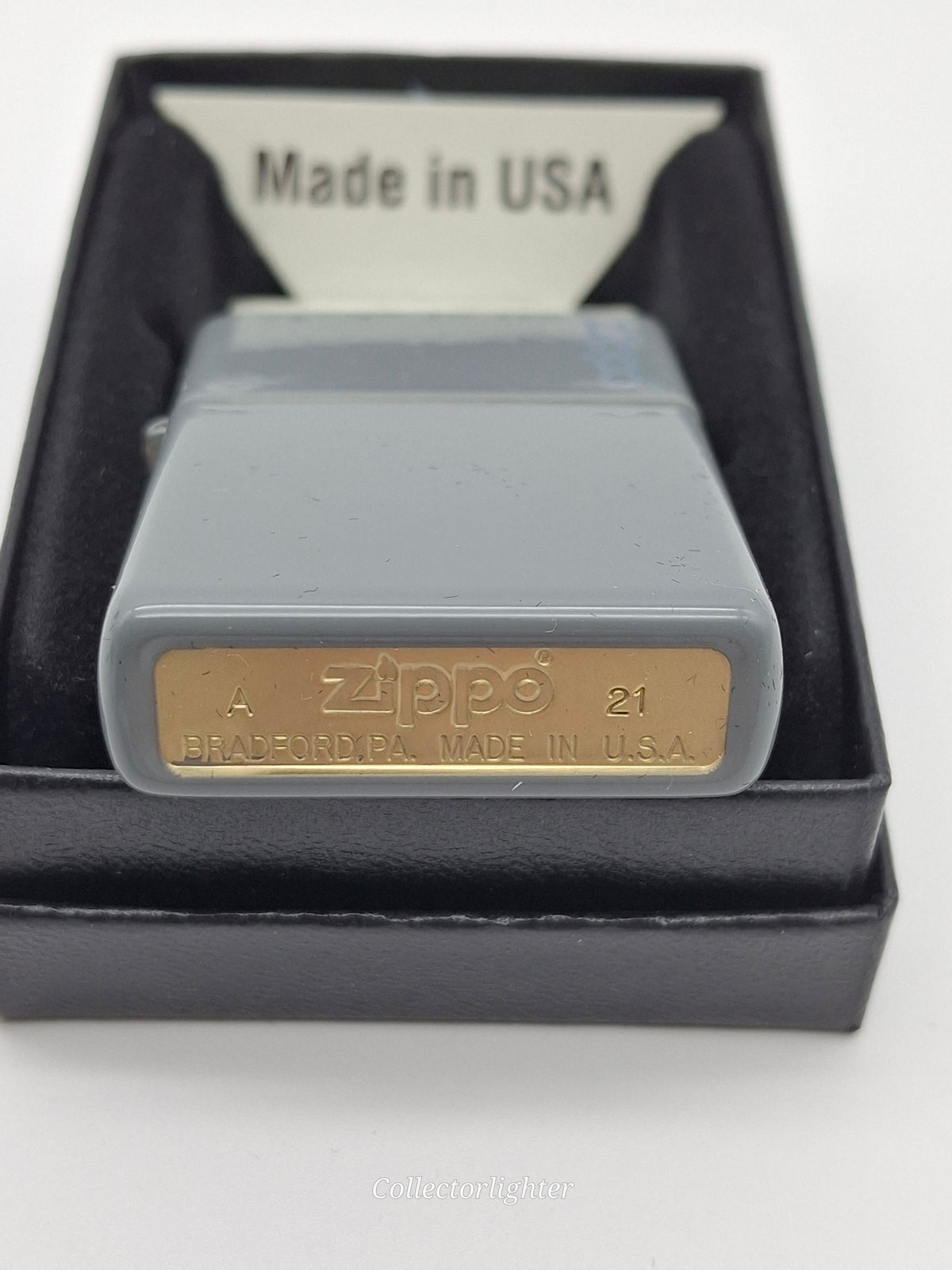 Zippo Flat Grey mit Logo Regular 60005760 – Original Benzinfeuerzeug Boden
