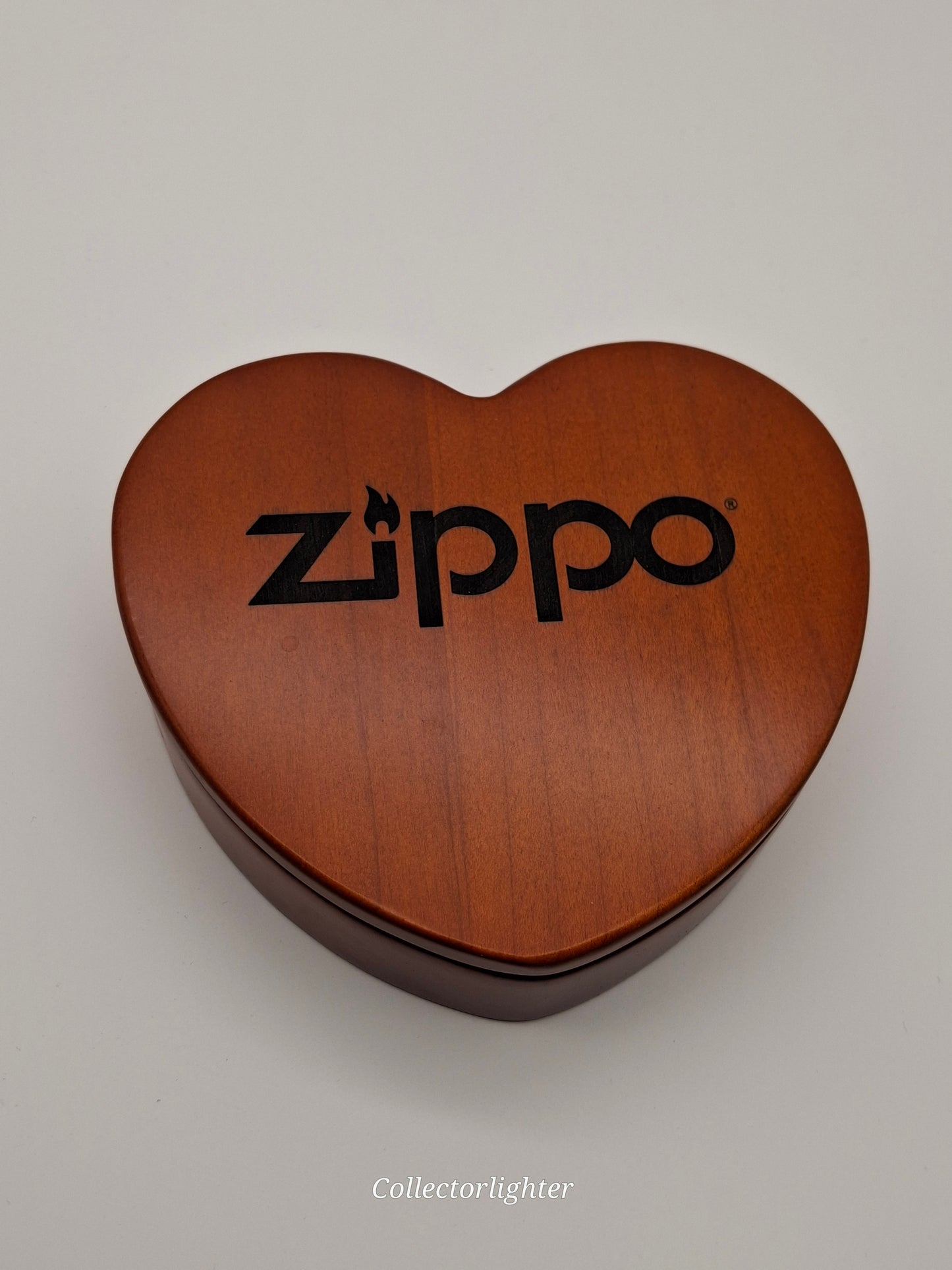 Zippo - Te amo - Línea delgada en caja de madera con forma de corazón 253505