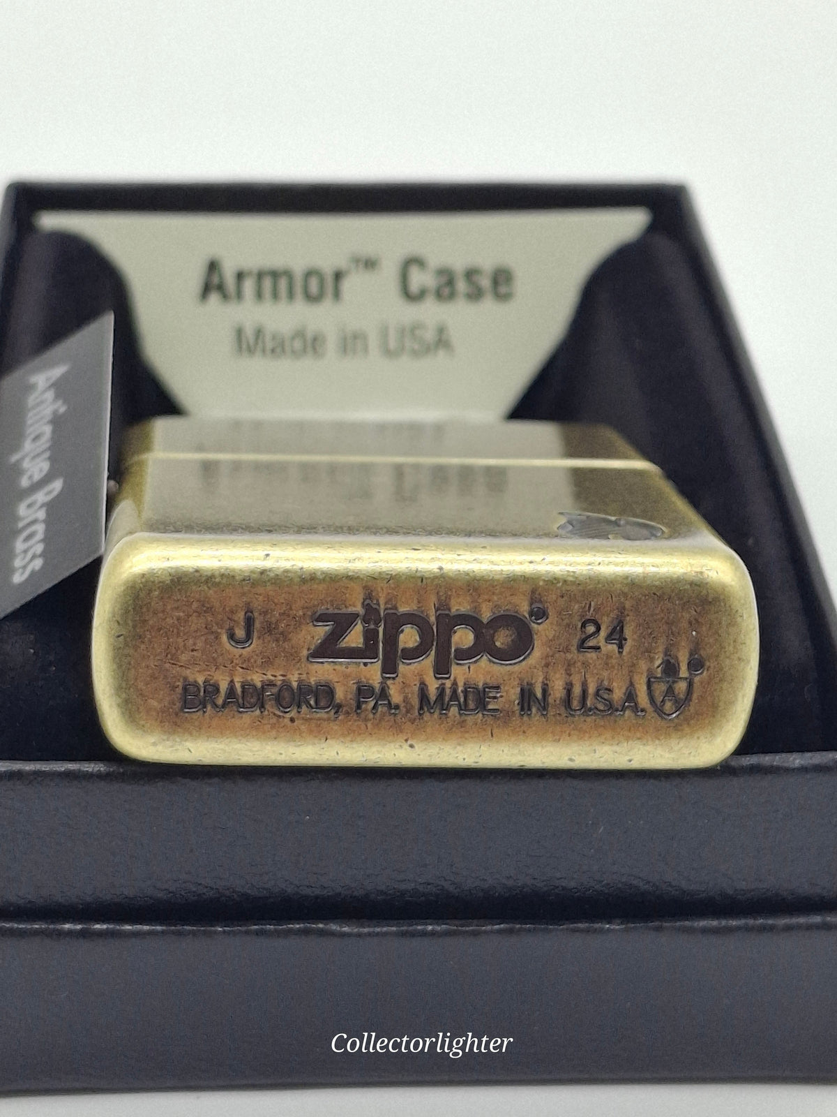 Zippo Benzinfeuerzeug Zippo - Antique Brass Flame Armor Case 60007339 60007339 Zippo - Antique Brass Flame Armor Case 60007339