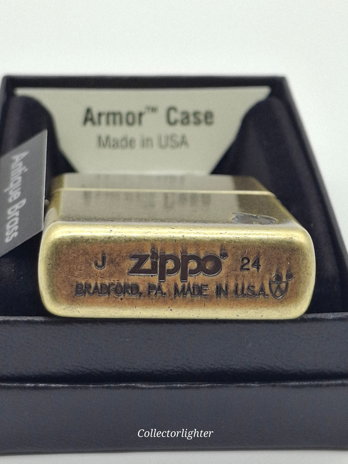 Bodenprägung des Zippo Antique Brass Flame Armor Case 60007339 mit Zippo-Logo und Armor-Symbol