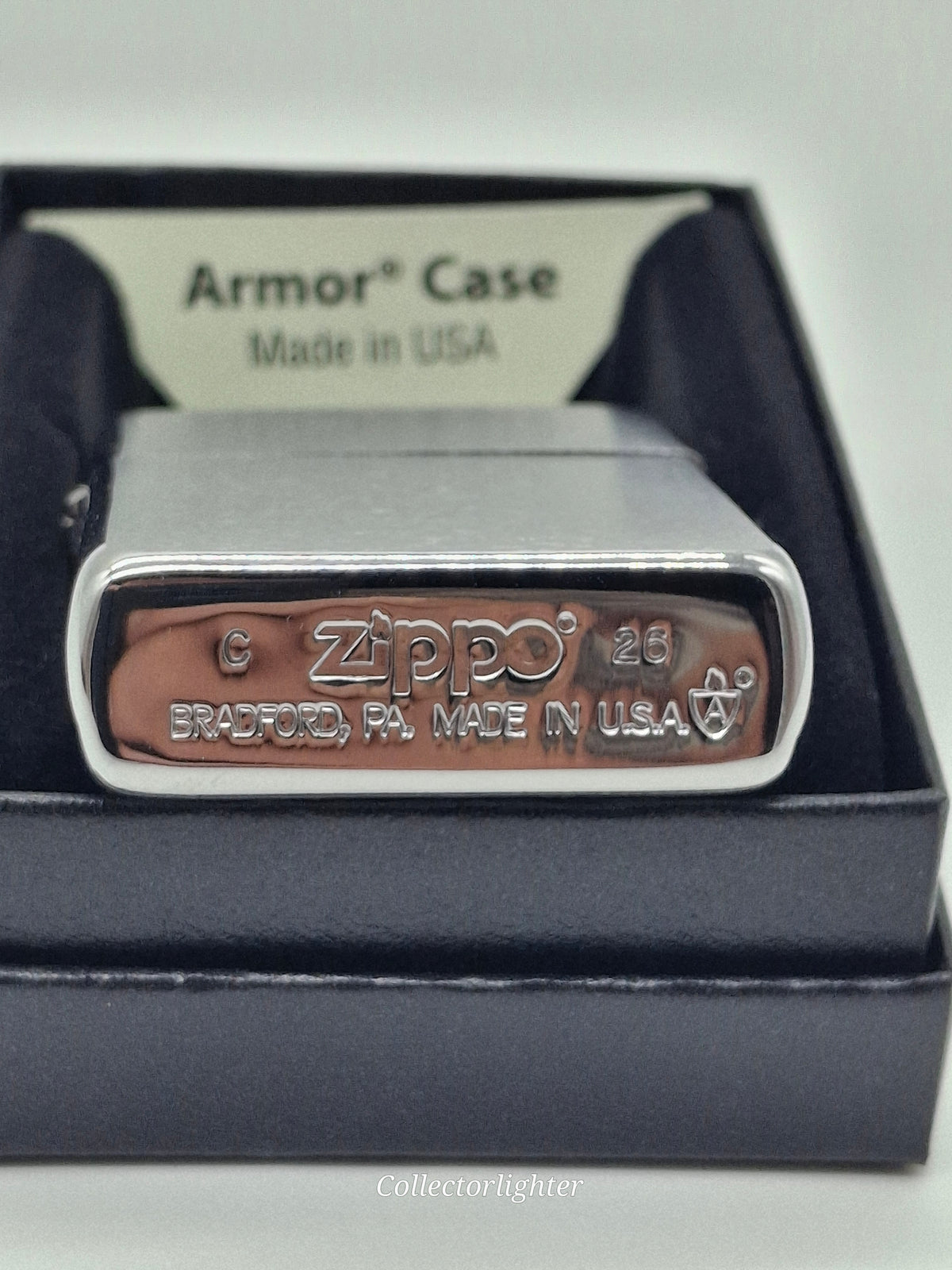 Bodenprägung des Zippo Chrome Brushed Armor Case 60000849 mit Zippo-Logo und Armor-Symbol
