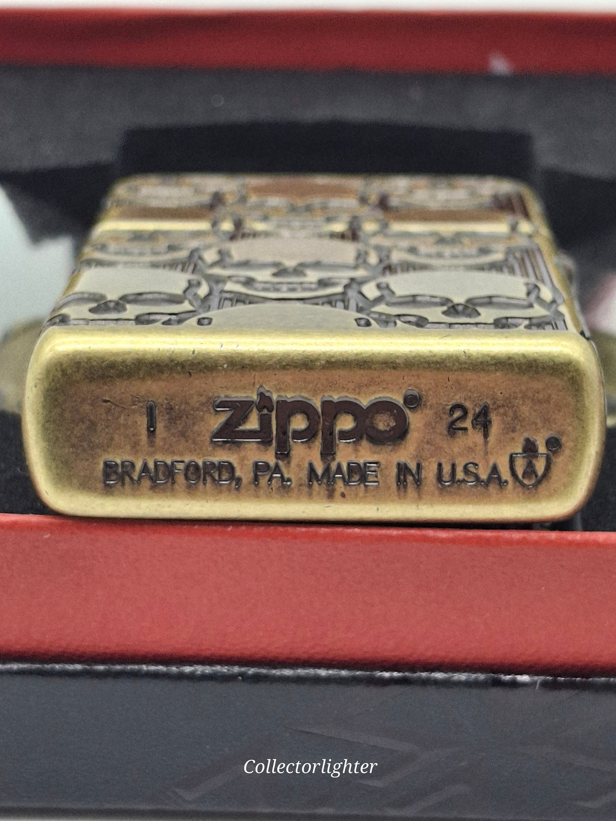 Bodenprägung des Zippo Skulls Design Multi Cut 60007234 mit Zippo-Logo und Armor-Symbol