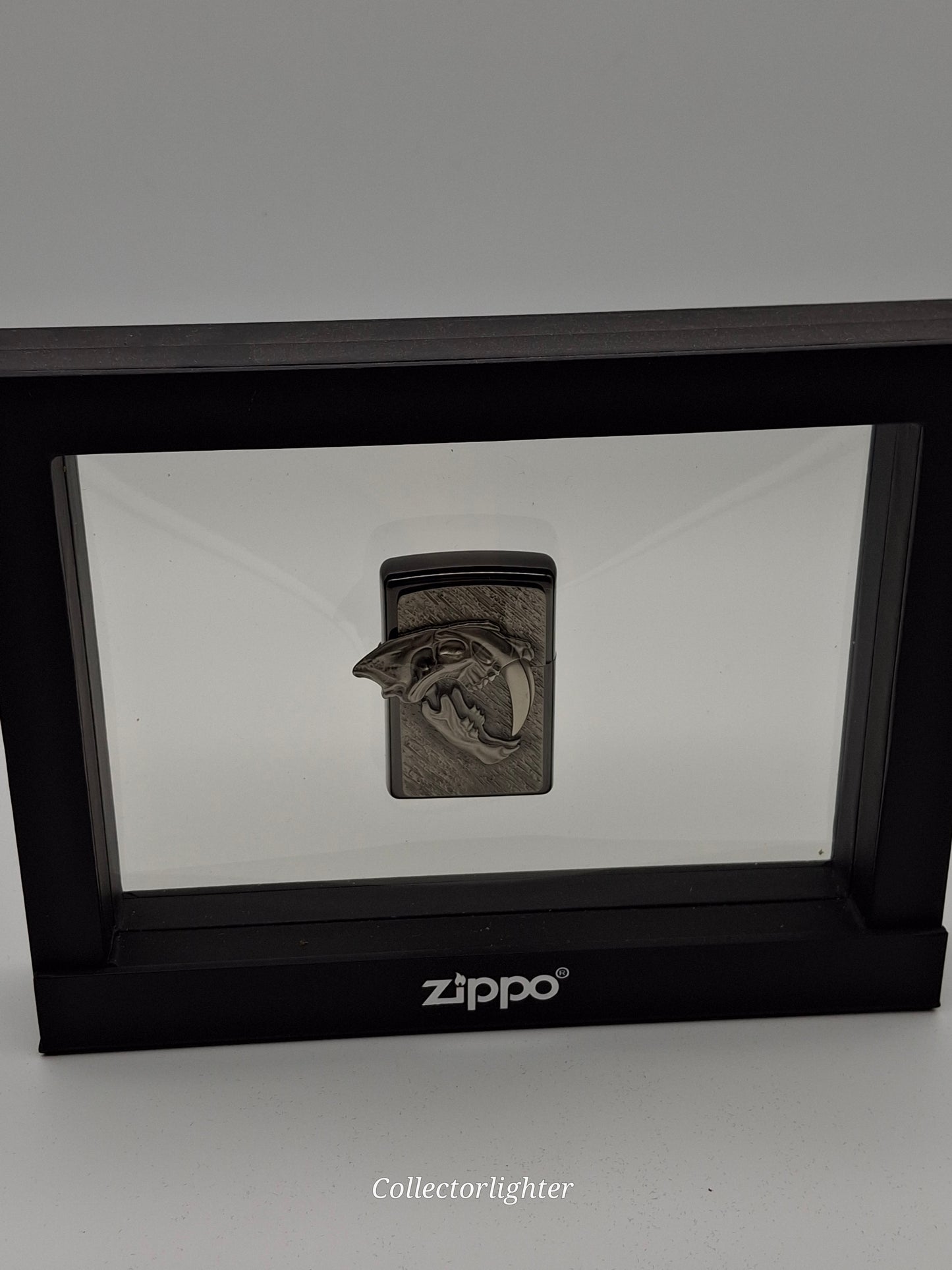 Zippo Benzinfeuerzeug - Säbelzahntiger Limited Edition 856/1000