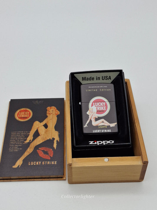 Encendedor de gasolina Zippo - Lucky Strike Pin Up Edición Limitada en caja de madera, color negro