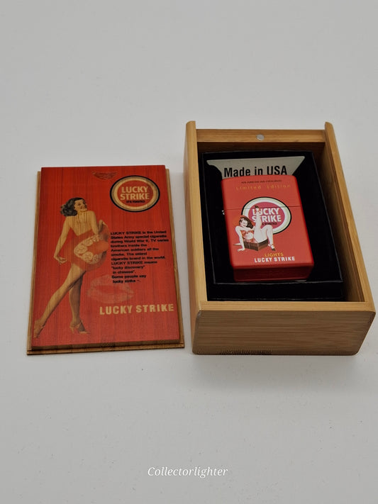 Encendedor de gasolina Zippo - Lucky Strike Pin Up Edición Limitada en caja de madera, color rojo