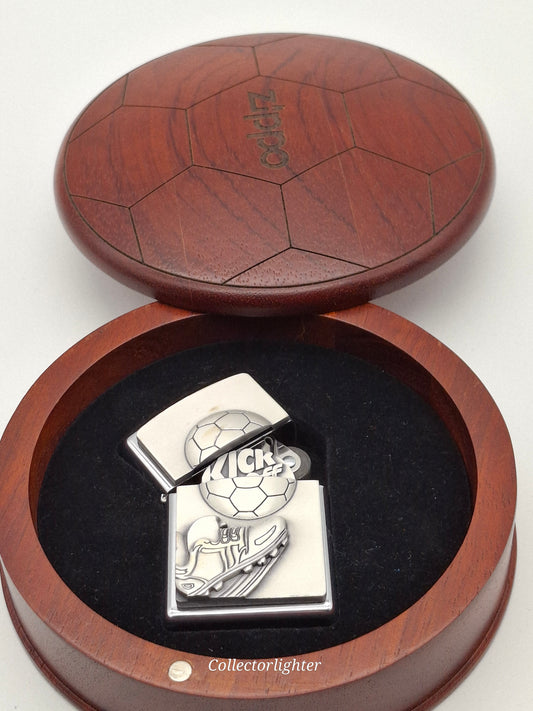 Encendedor de gasolina Zippo - Kick Off Limited 272/1000