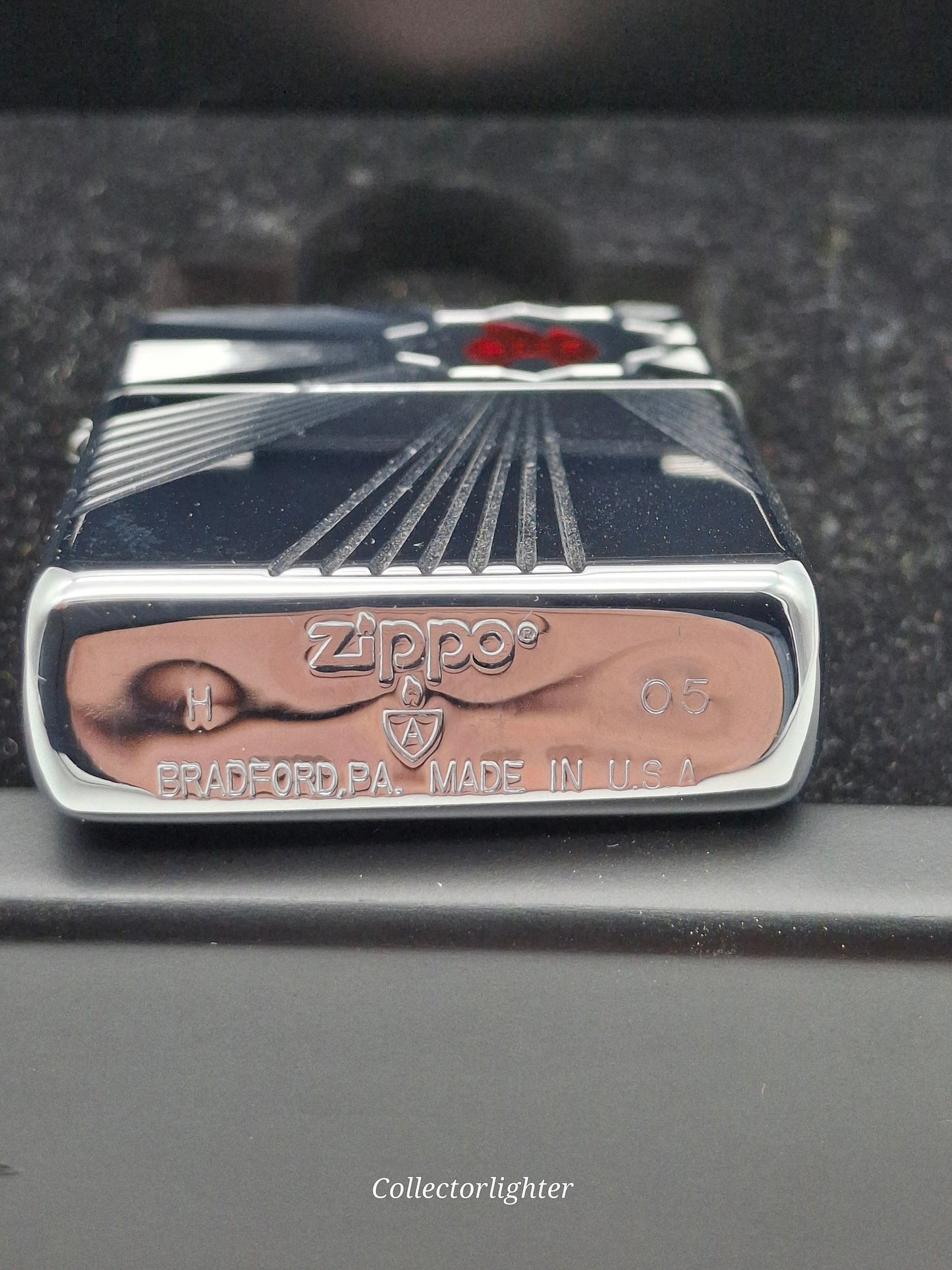 Zippo Benzinfeuerzeug - Jahrgangsmodell COTY 2005 Limited 338/1000