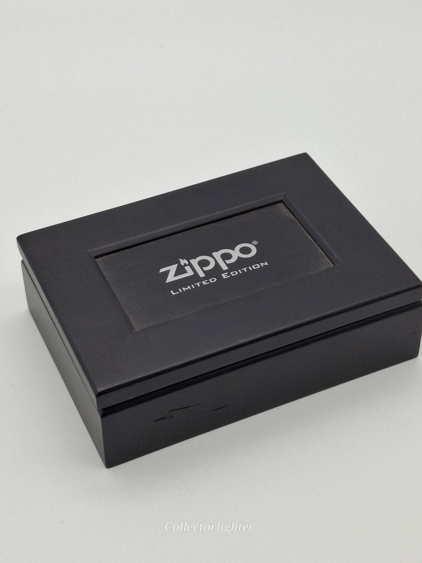 Zippo Benzinfeuerzeug - Jahrgangsmodell COTY 2005 Limited 338/1000