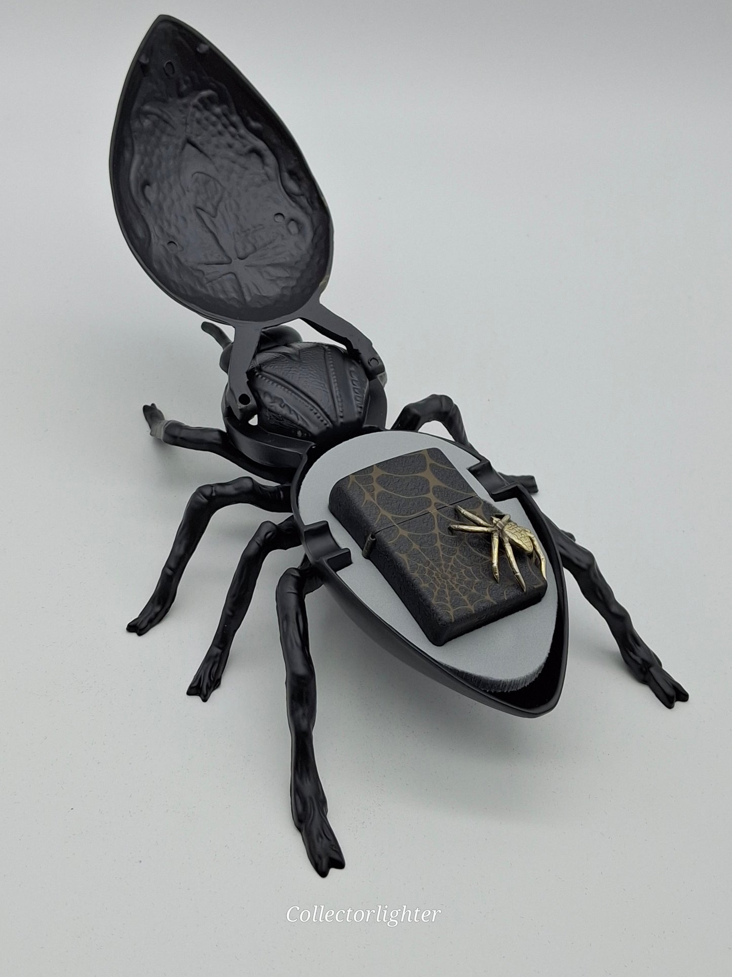 Encendedor de gasolina Zippo - Spider Black Edición Limitada con Cenicero 251753