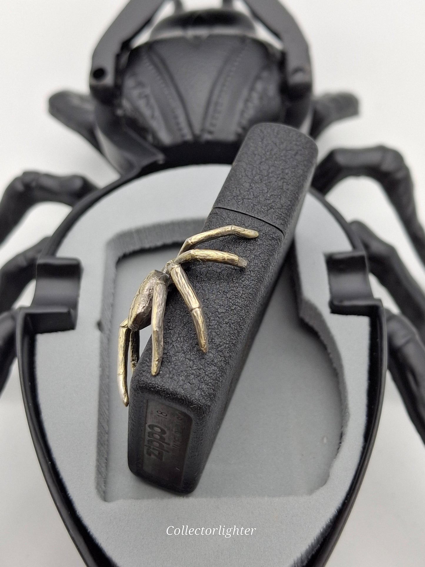 Encendedor de gasolina Zippo - Spider Black Edición Limitada con Cenicero 251753
