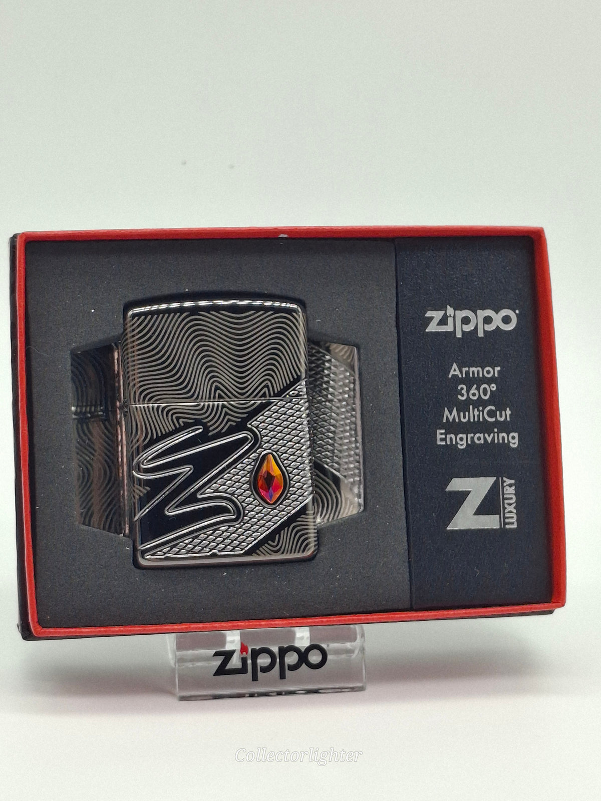 Zippo Z Pattern Crystal 60007720 mit rot-orangefarbenem Kristall in geöffneter Originalverpackung