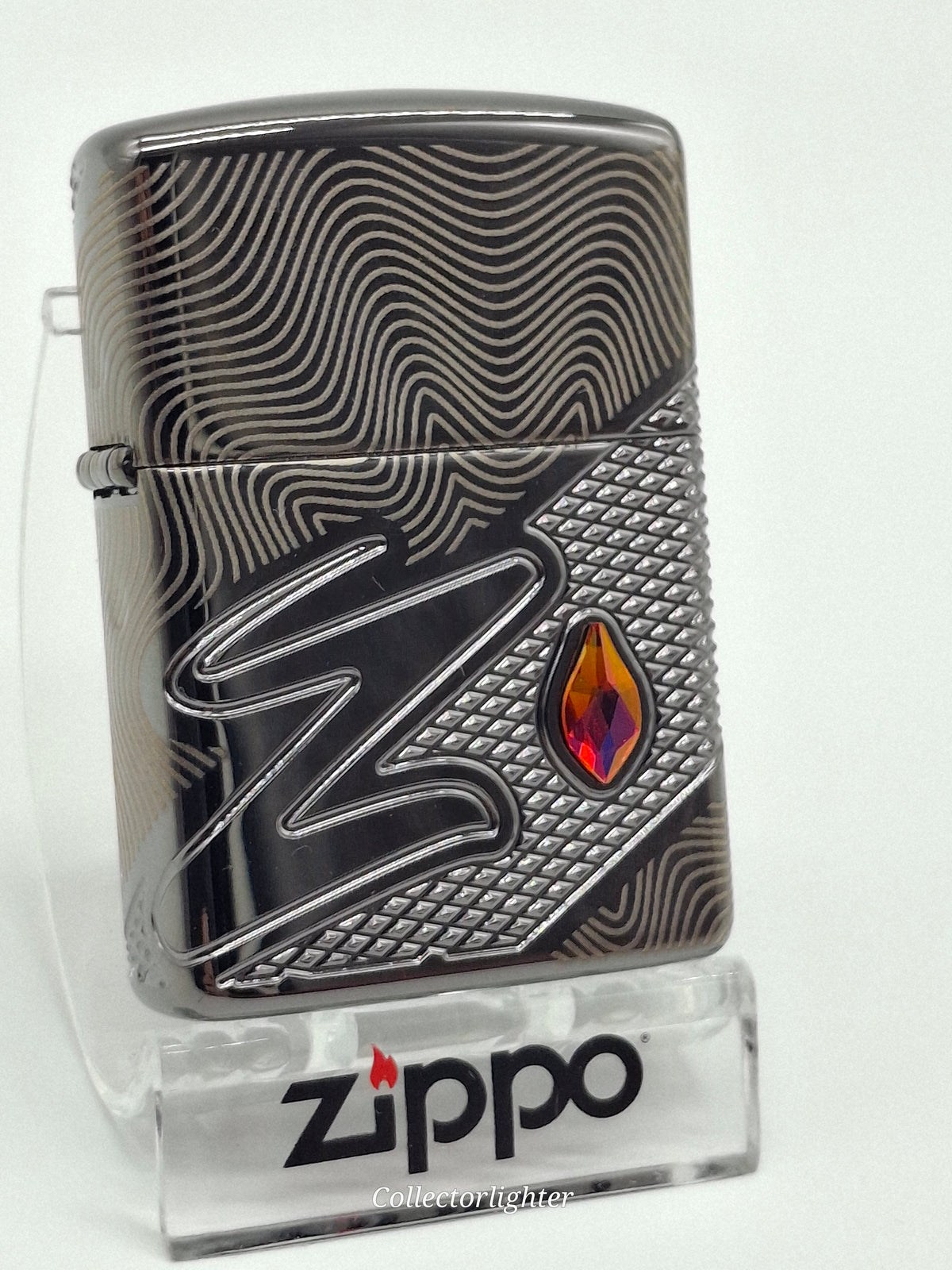 Zippo Z Pattern Crystal 60007720 mit rot-orangefarbenem Kristall Detail