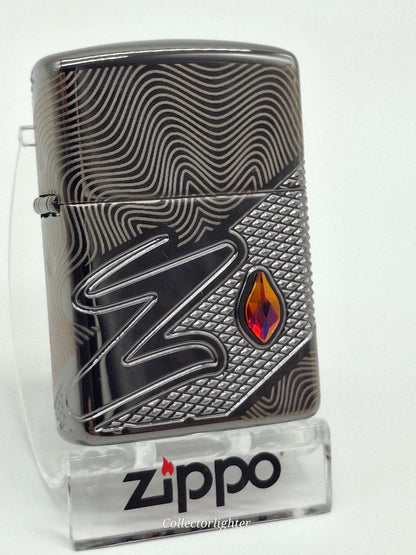 Zippo Z Pattern Crystal 60007720 mit rot-orangefarbenem Kristall Detail