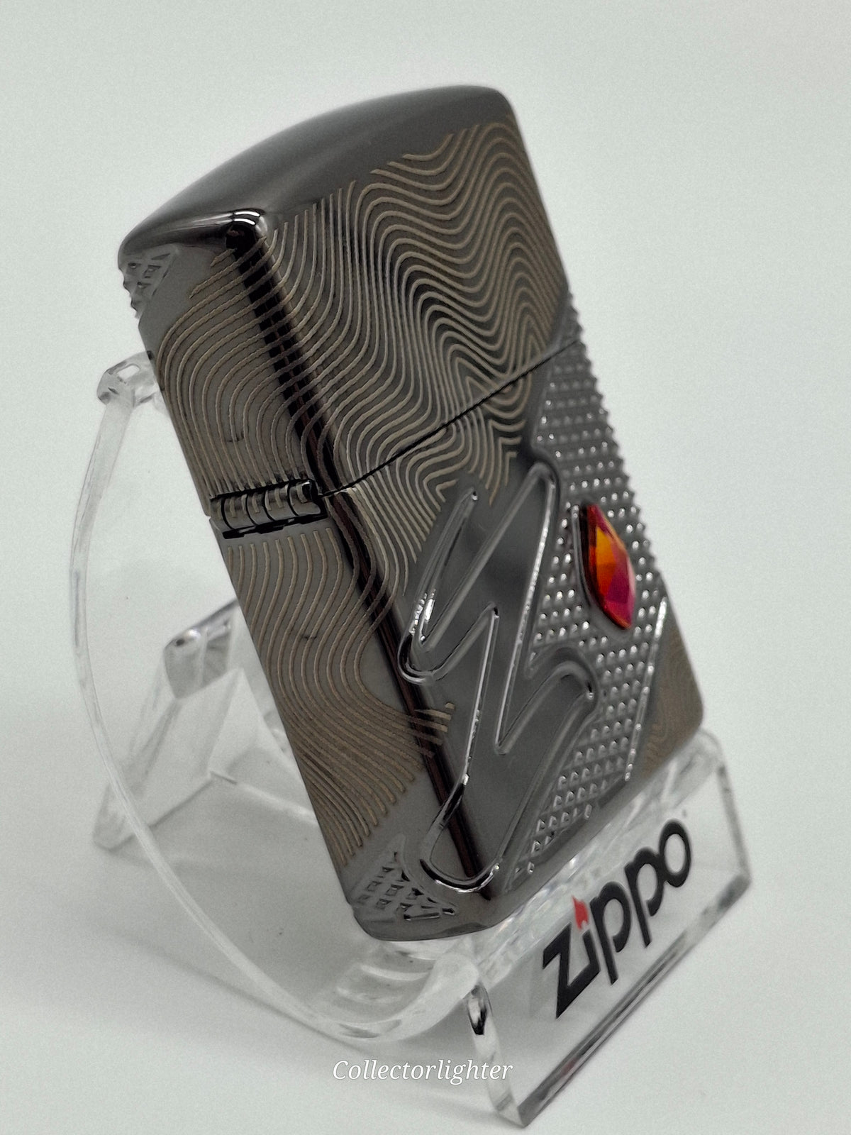 Zippo Z Pattern Crystal 60007720 mit rot-orangefarbenem Kristall Seite