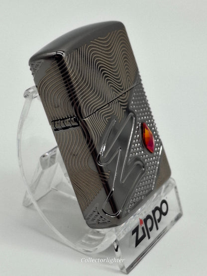 Zippo Z Pattern Crystal 60007720 mit rot-orangefarbenem Kristall Seite