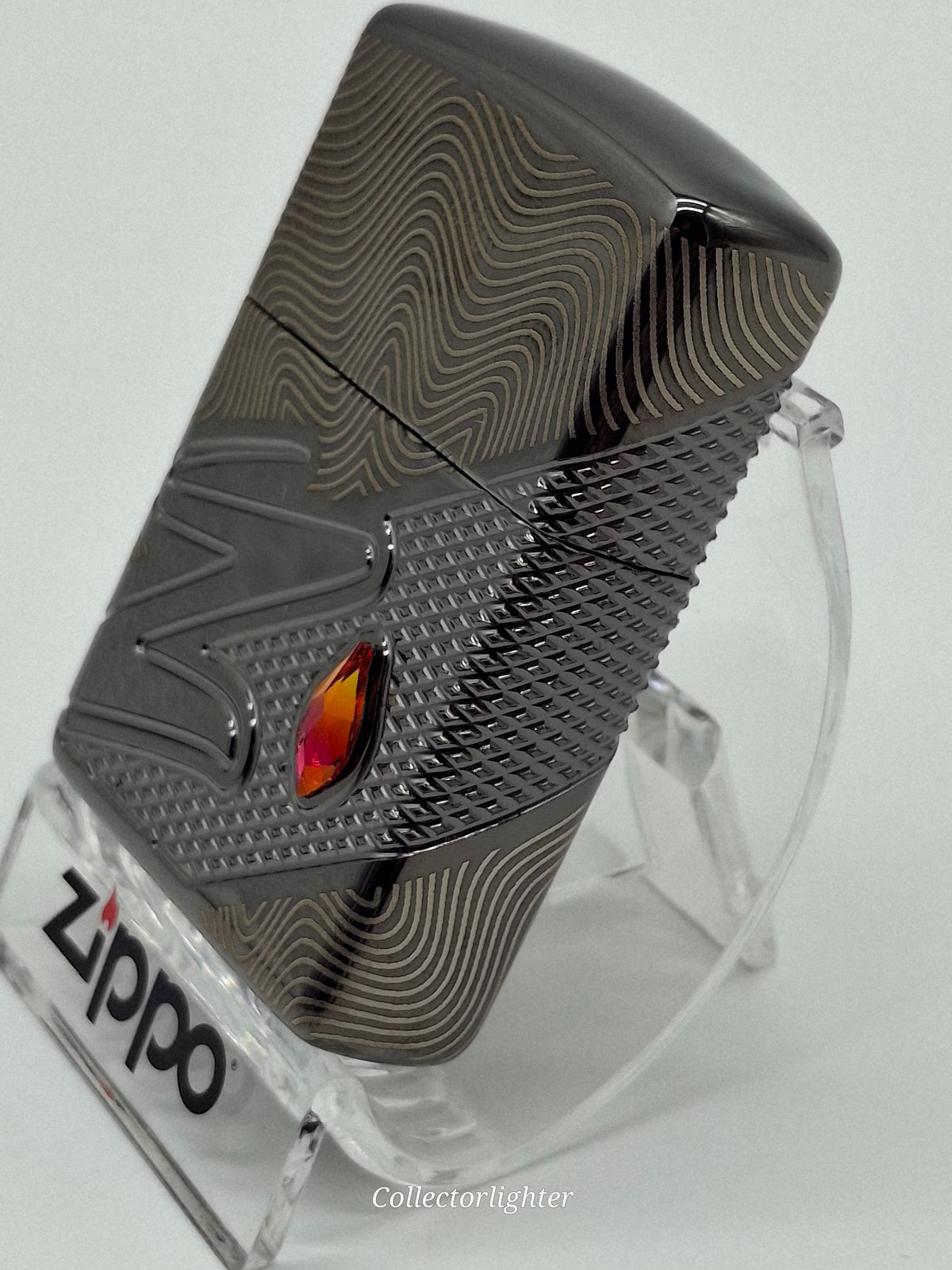 Zippo Z Pattern Crystal 60007720 mit rot-orangefarbenem Kristall seitlich