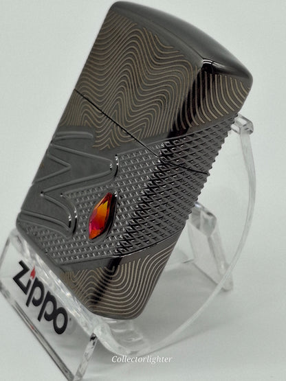 Zippo Z Pattern Crystal 60007720 mit rot-orangefarbenem Kristall seitlich