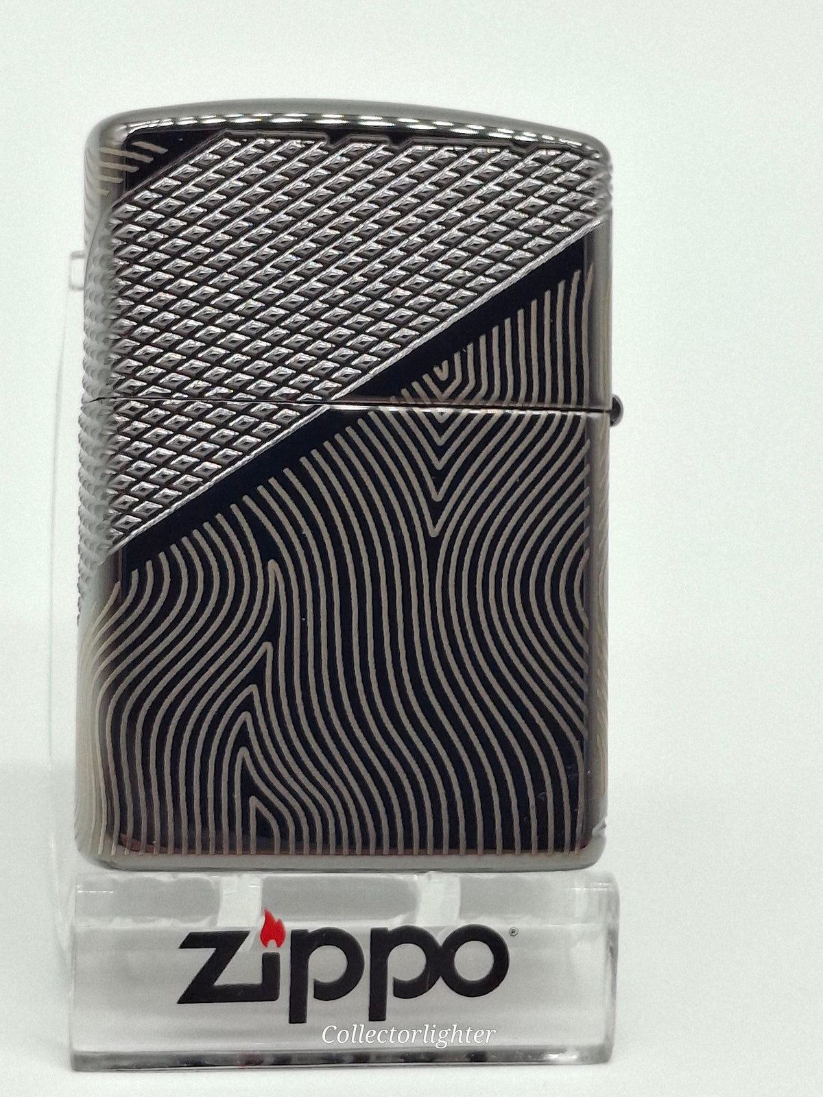Zippo Z Pattern Crystal 60007720 mit rot-orangefarbenem Kristall Rückseite