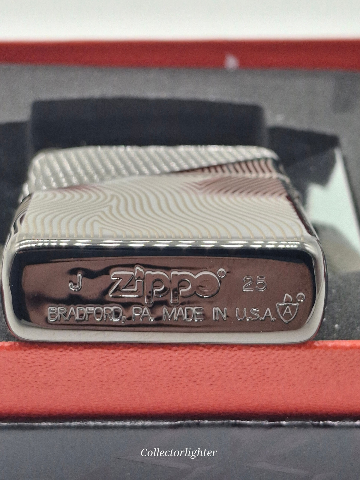 Zippo Z Pattern Crystal 60007720 mit rot-orangefarbenem Kristall Bodenstempel