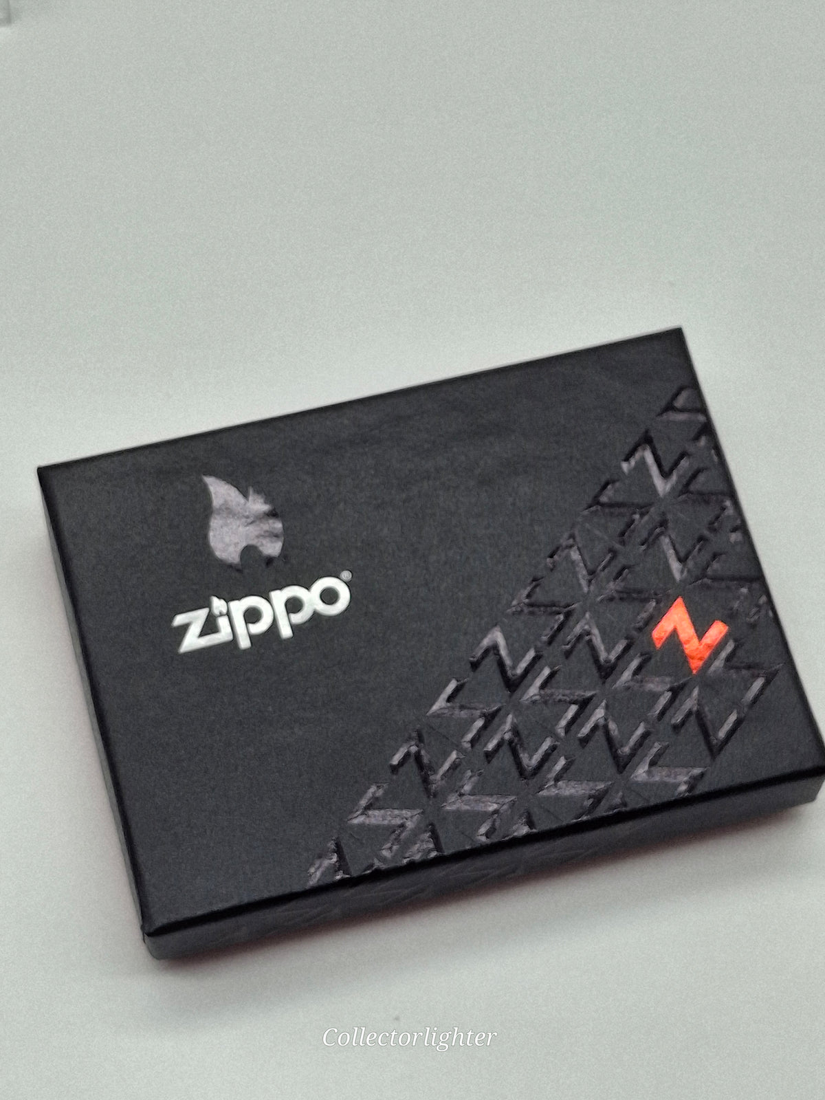Zippo Z Pattern Crystal 60007720 mit rot-orangefarbenem Kristall Box