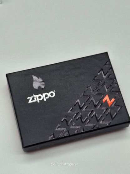 Zippo Z Pattern Crystal 60007720 mit rot-orangefarbenem Kristall Box