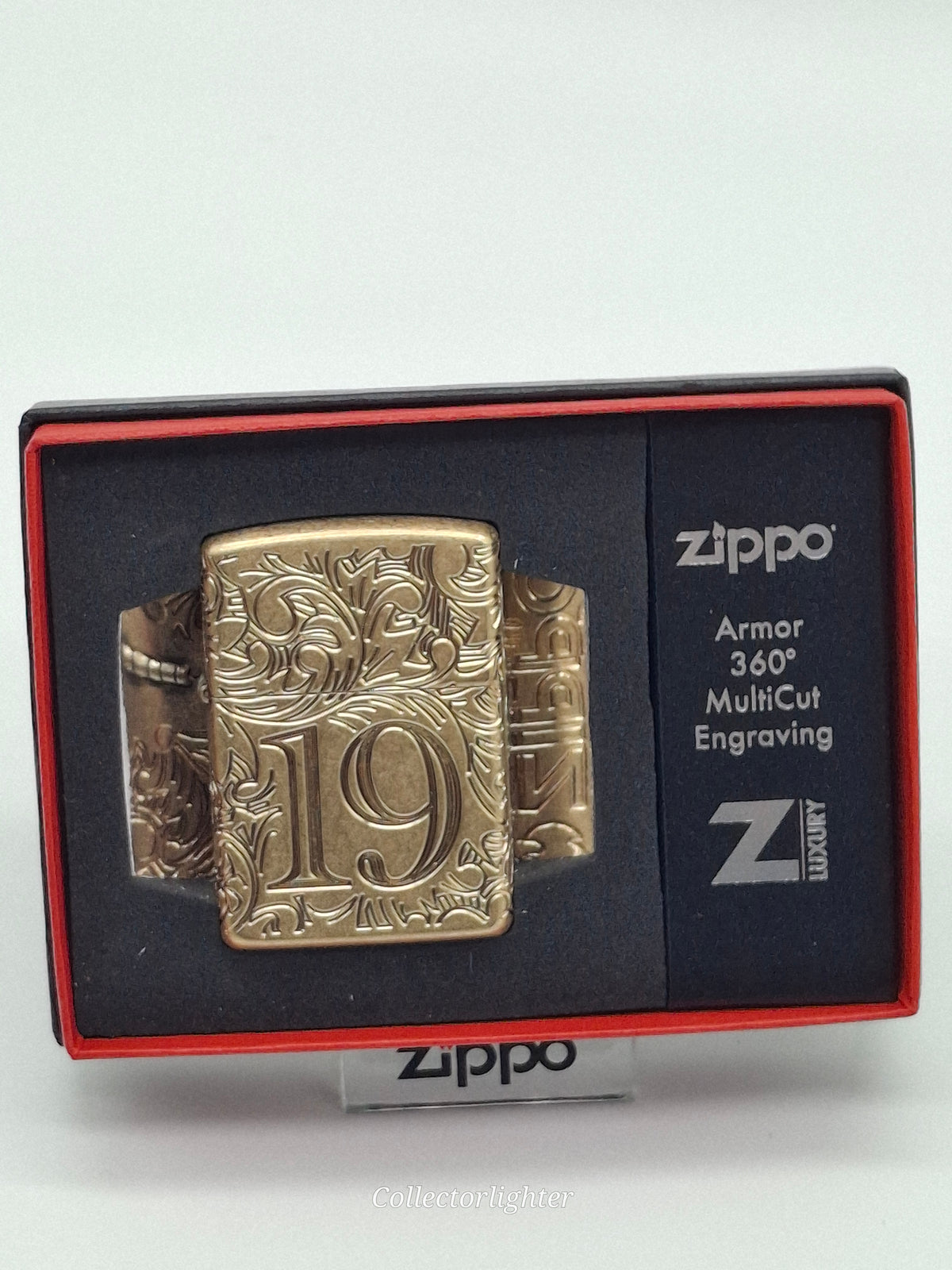 Zippo 1932 Filigree 60007526 aus Messing mit Ornamentgravur in geöffneter Originalverpackung
