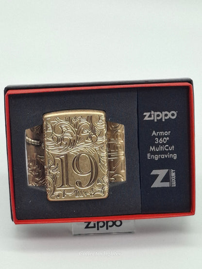 Zippo 1932 Filigree 60007526 aus Messing mit Ornamentgravur in geöffneter Originalverpackung