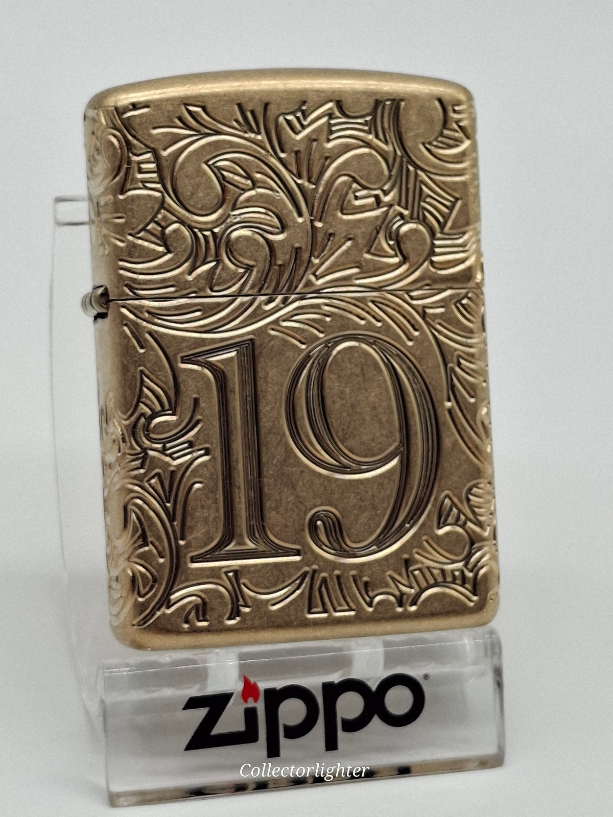 Zippo 1932 Filigree 60007526, Vorderseite mit Zahl 19 und filigraner Multi-Cut-Gravur