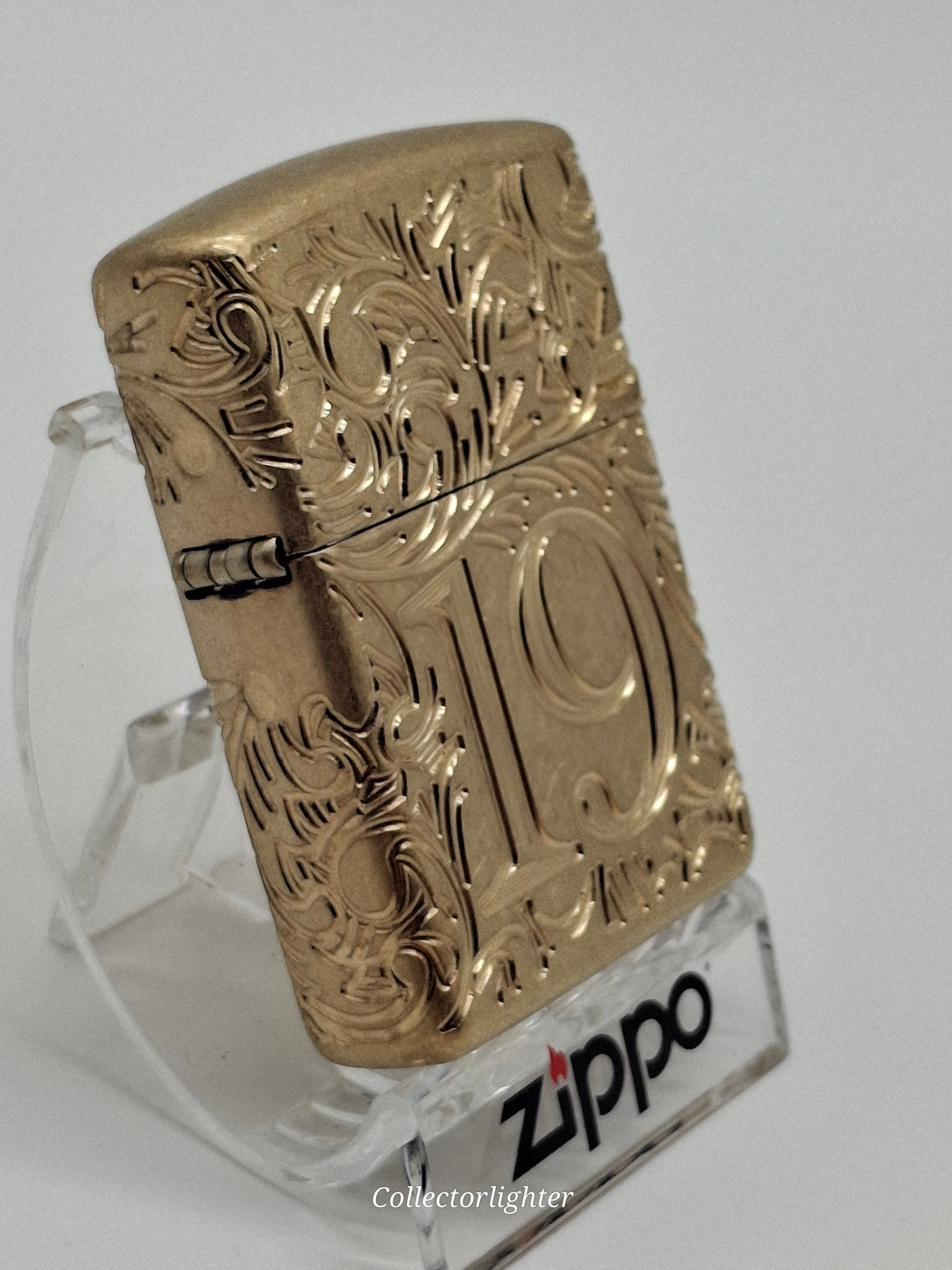 Zippo 1932 Filigree 60007526, schräge Ansicht mit Scharnier und umlaufender Ornamentgravur