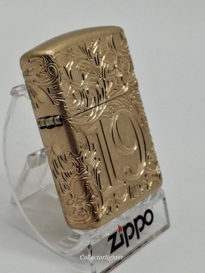 Zippo 1932 Filigree 60007526, schräge Ansicht mit Scharnier und umlaufender Ornamentgravur