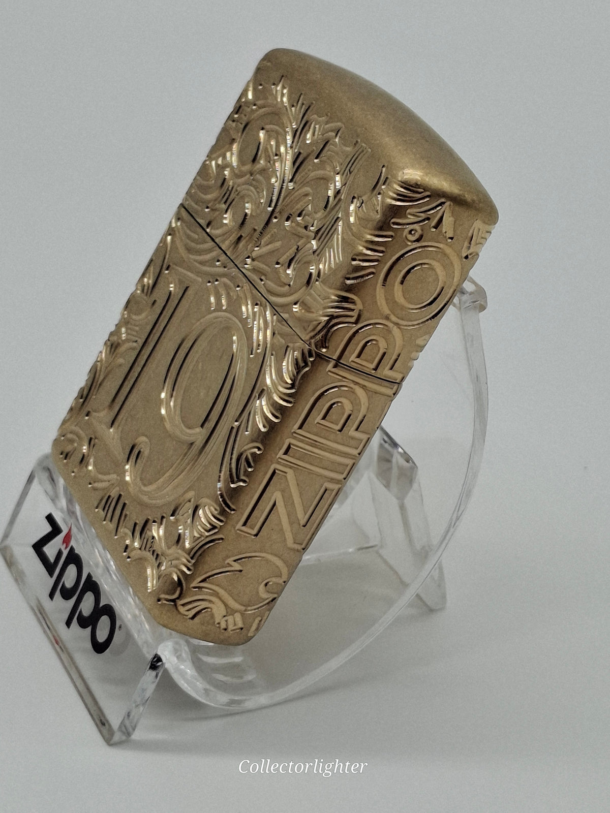 Zippo 1932 Filigree 60007526, Seitenansicht mit graviertem Zippo-Schriftzug