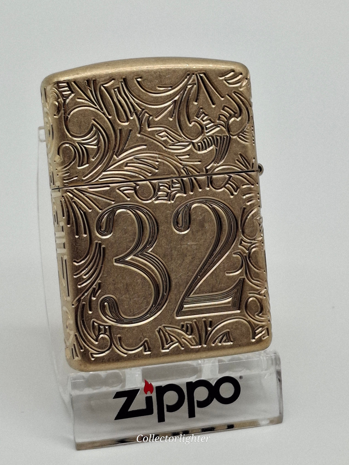 Zippo 1932 Filigree 60007526, Rückseite mit Zahl 32 und filigraner Ornamentgravur