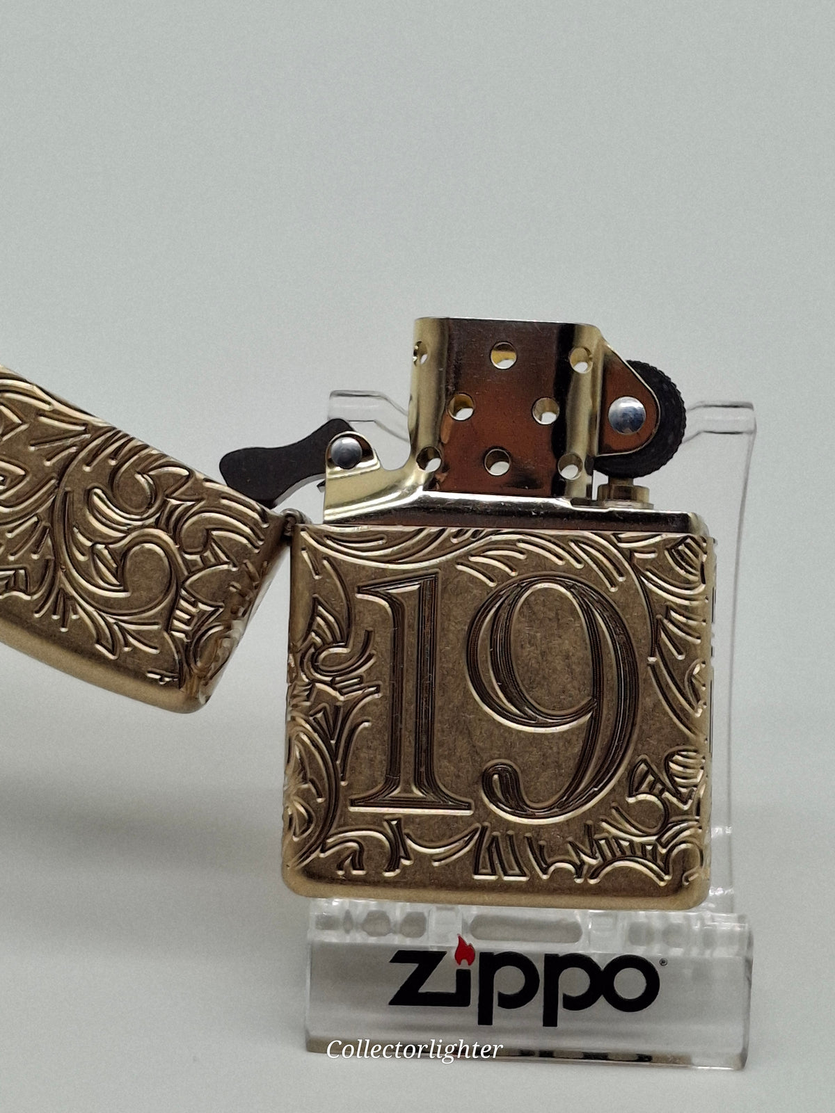 Zippo 1932 Filigree 60007526 mit geöffnetem Deckel und messingfarbenem Einsatz
