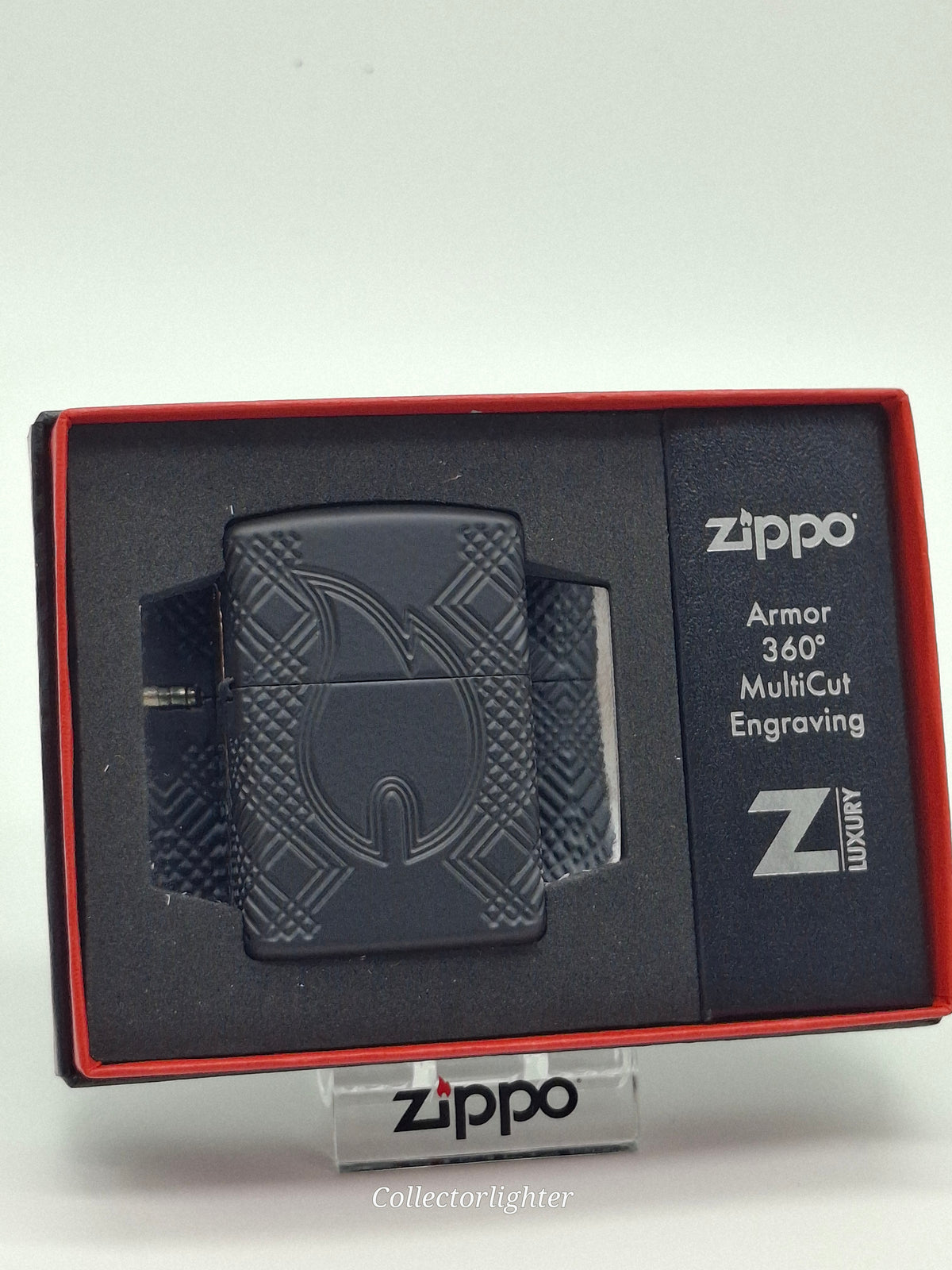 Schwarzes Zippo Flame 60007525 mit Flammenmotiv und Multi-Cut-Gravur in geöffneter Originalverpackung