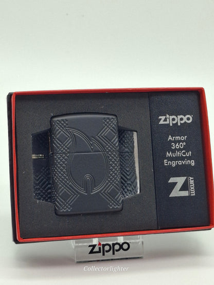 Schwarzes Zippo Flame 60007525 mit Flammenmotiv und Multi-Cut-Gravur in geöffneter Originalverpackung