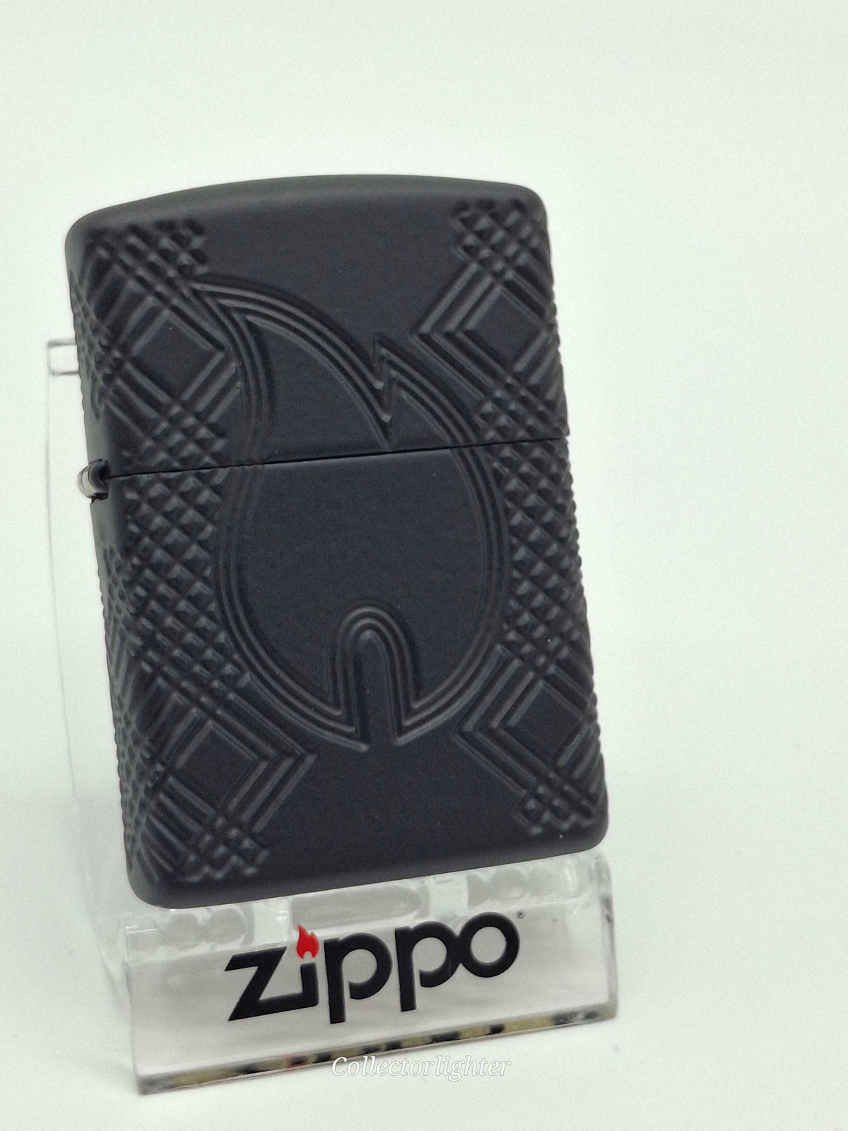 Zippo Flame 60007525, schwarze Vorderseite mit graviertem Flammenmotiv und geometrischem Muster