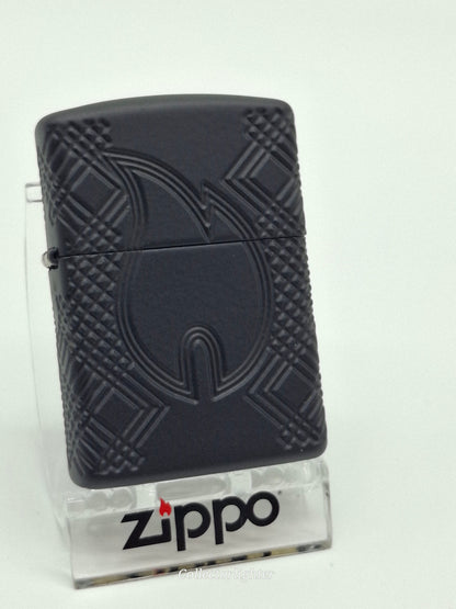 Zippo Flame 60007525, schwarze Vorderseite mit graviertem Flammenmotiv und geometrischem Muster