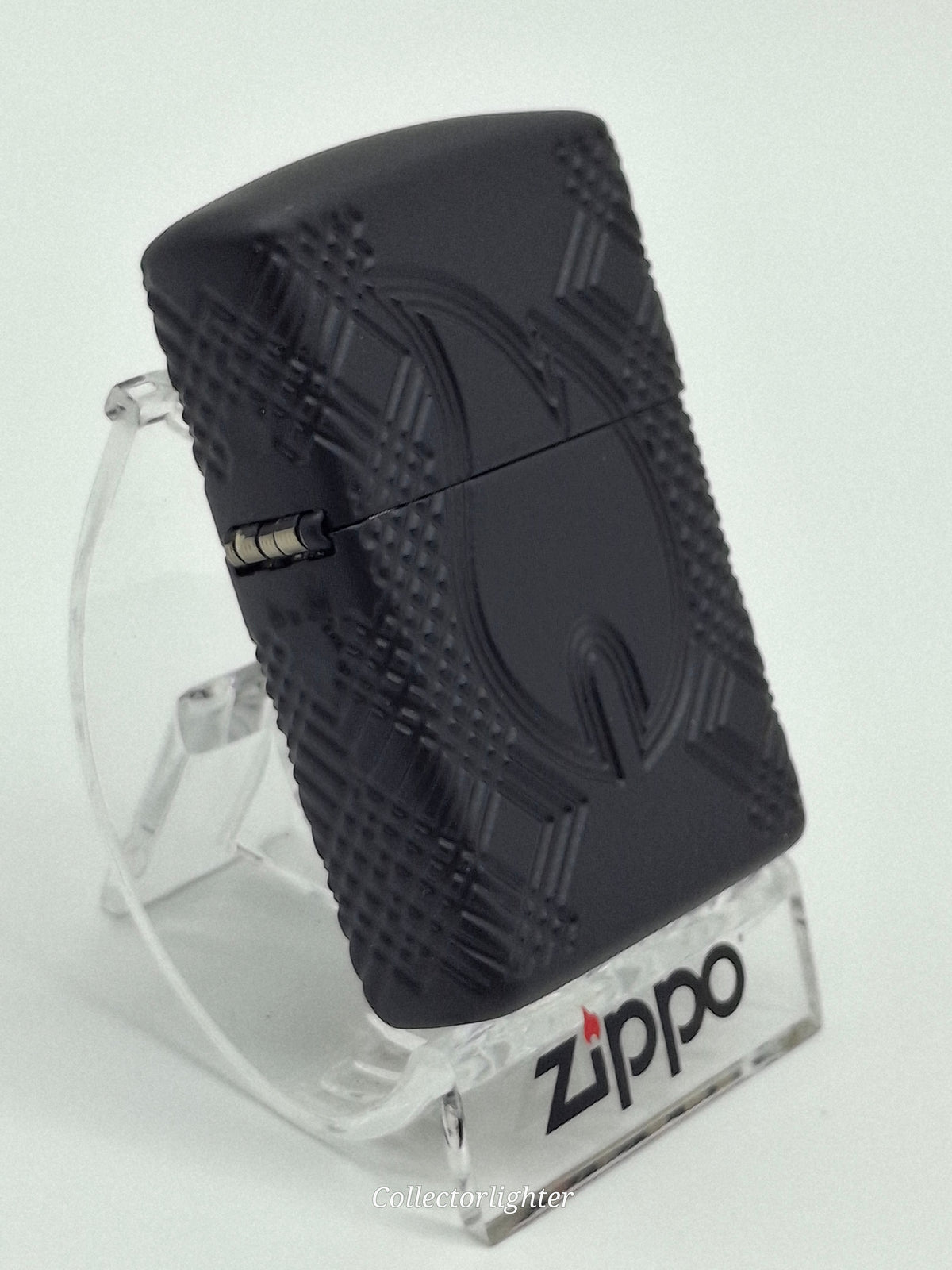  Zippo Flame 60007525, schräge Ansicht mit Scharnier und umlaufender strukturierter Gravur