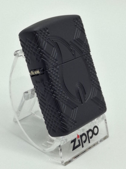  Zippo Flame 60007525, schräge Ansicht mit Scharnier und umlaufender strukturierter Gravur