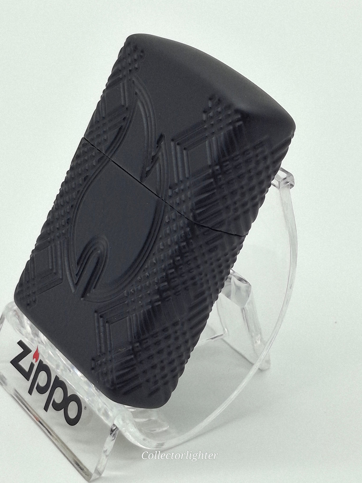Zippo Flame 60007525, rechte Seitenansicht mit geometrischer Multi-Cut-Gravur