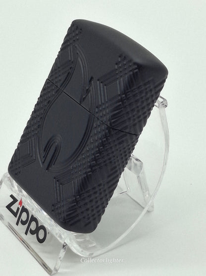 Zippo Flame 60007525, rechte Seitenansicht mit geometrischer Multi-Cut-Gravur