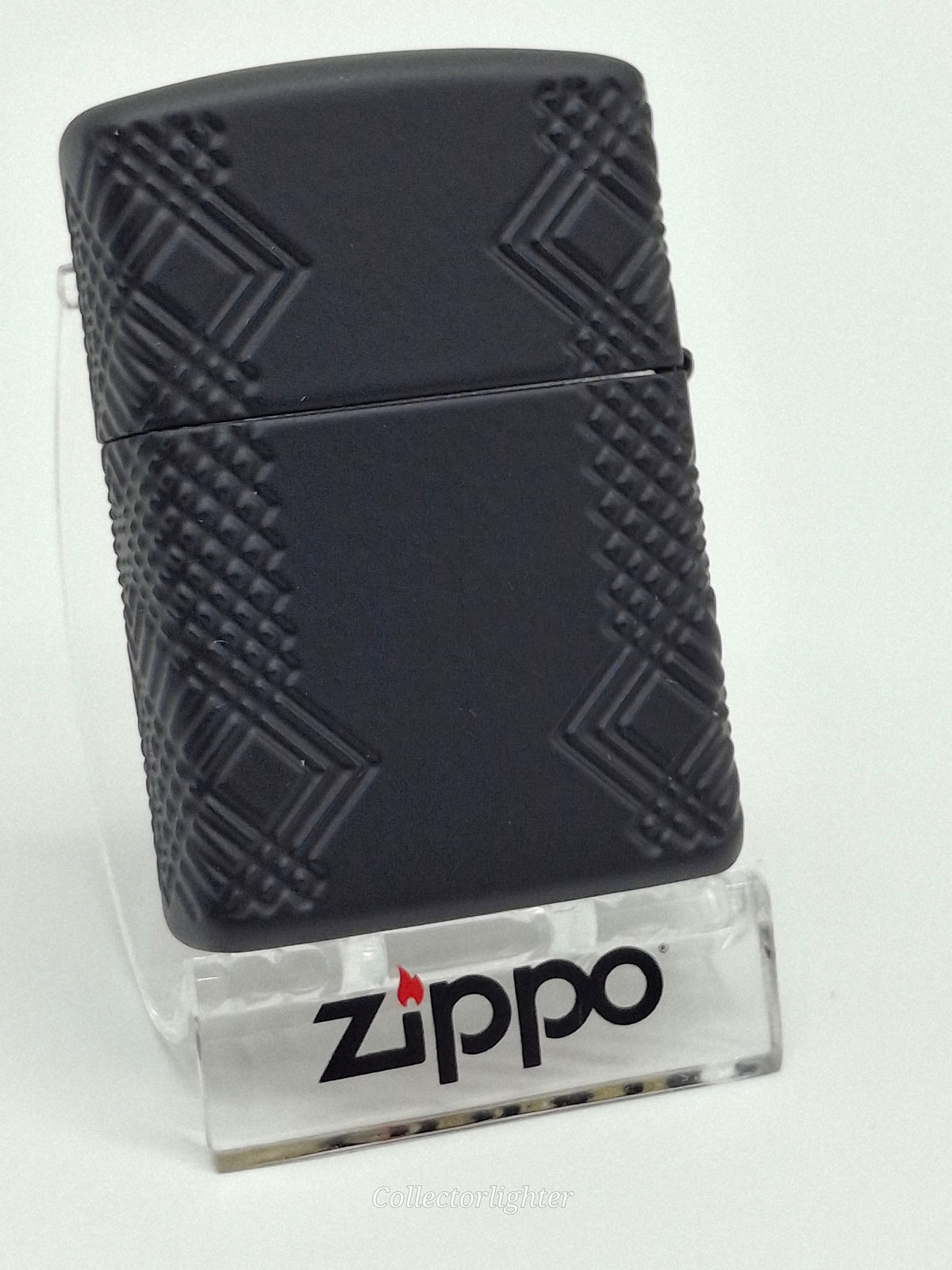 Zippo Flame 60007525, schwarze Rückseite mit geometrischem Randmuster und glatter Mittelfläche