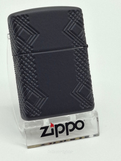 Zippo Flame 60007525, schwarze Rückseite mit geometrischem Randmuster und glatter Mittelfläche