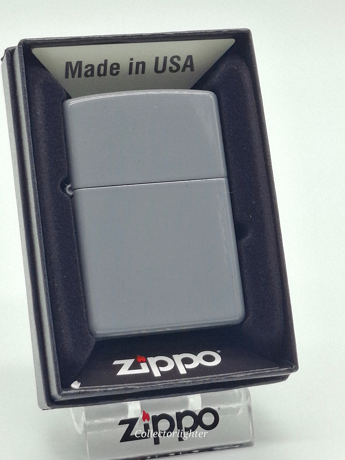 Zippo Flat Grey Regular mit glatter grauer Oberfläche in geöffneter Originalverpackung